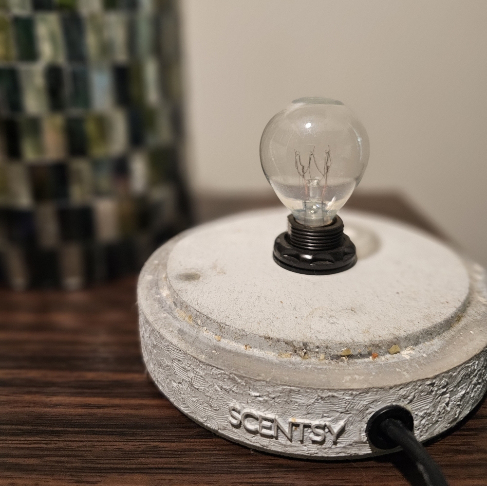 Scentsy Wax Warmer Stained Glass - Picture 3 of 5